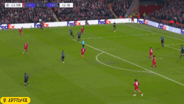 冠军捧杯时刻！这张合影里，有国乒三连冠的荣光，更有竞技体育的热血与温情！（捧杯瞬间定格！这一合影凝聚国乒三连冠的荣耀，也写满竞技体育的热血与温情）