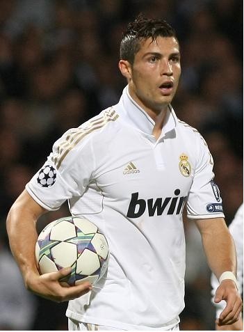 詹姆斯背后传球制造得分机会（詹姆斯背后妙传创造得分良机）