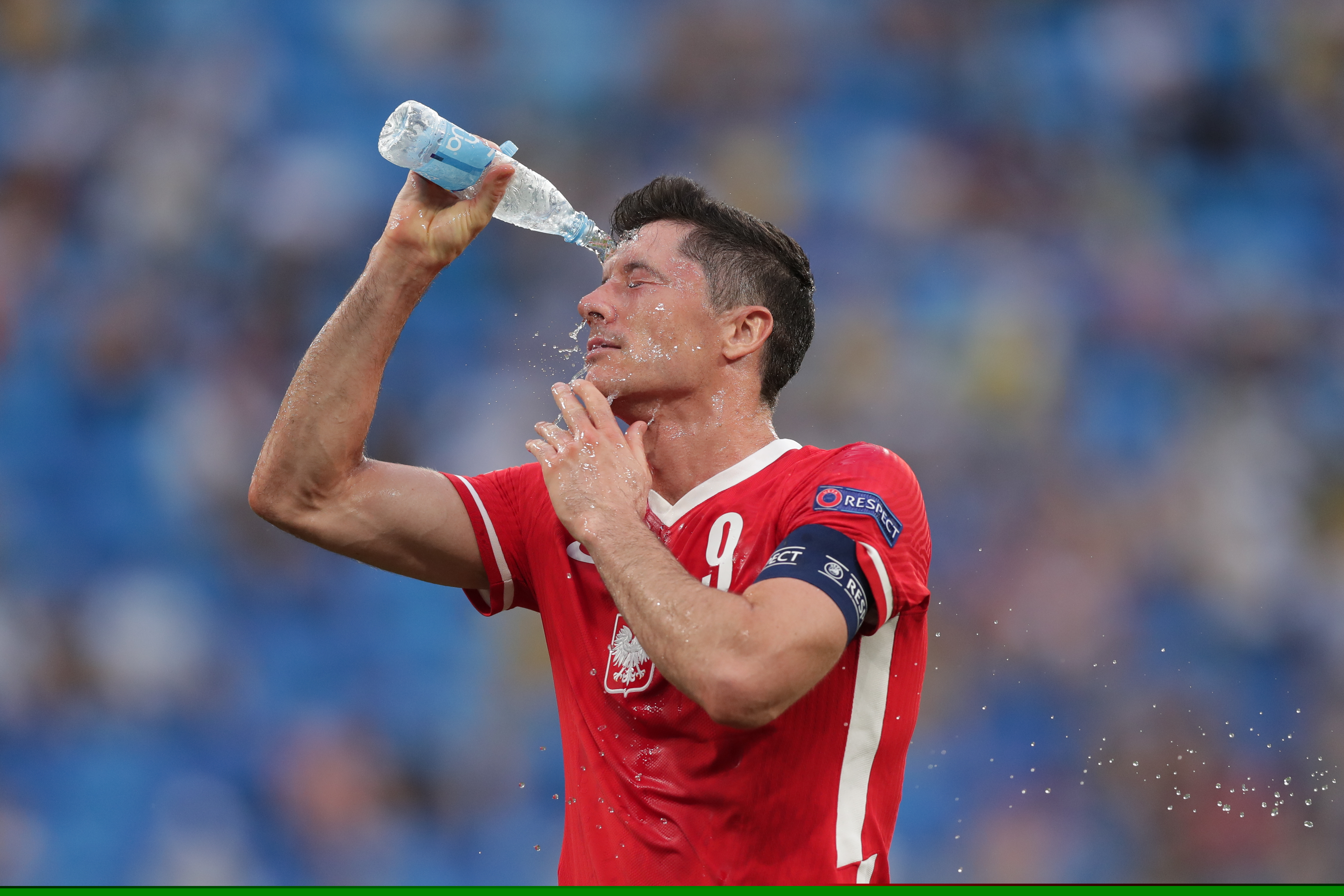 巴萨梅西进球助球队领先塞维利亚（梅西建功，巴萨领先塞维利亚）