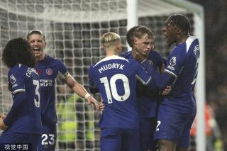 上场还早！广东新援走路一瘸一拐 首秀时间未知（登场尚早！广东新援仍在恢复，首秀时间待定）