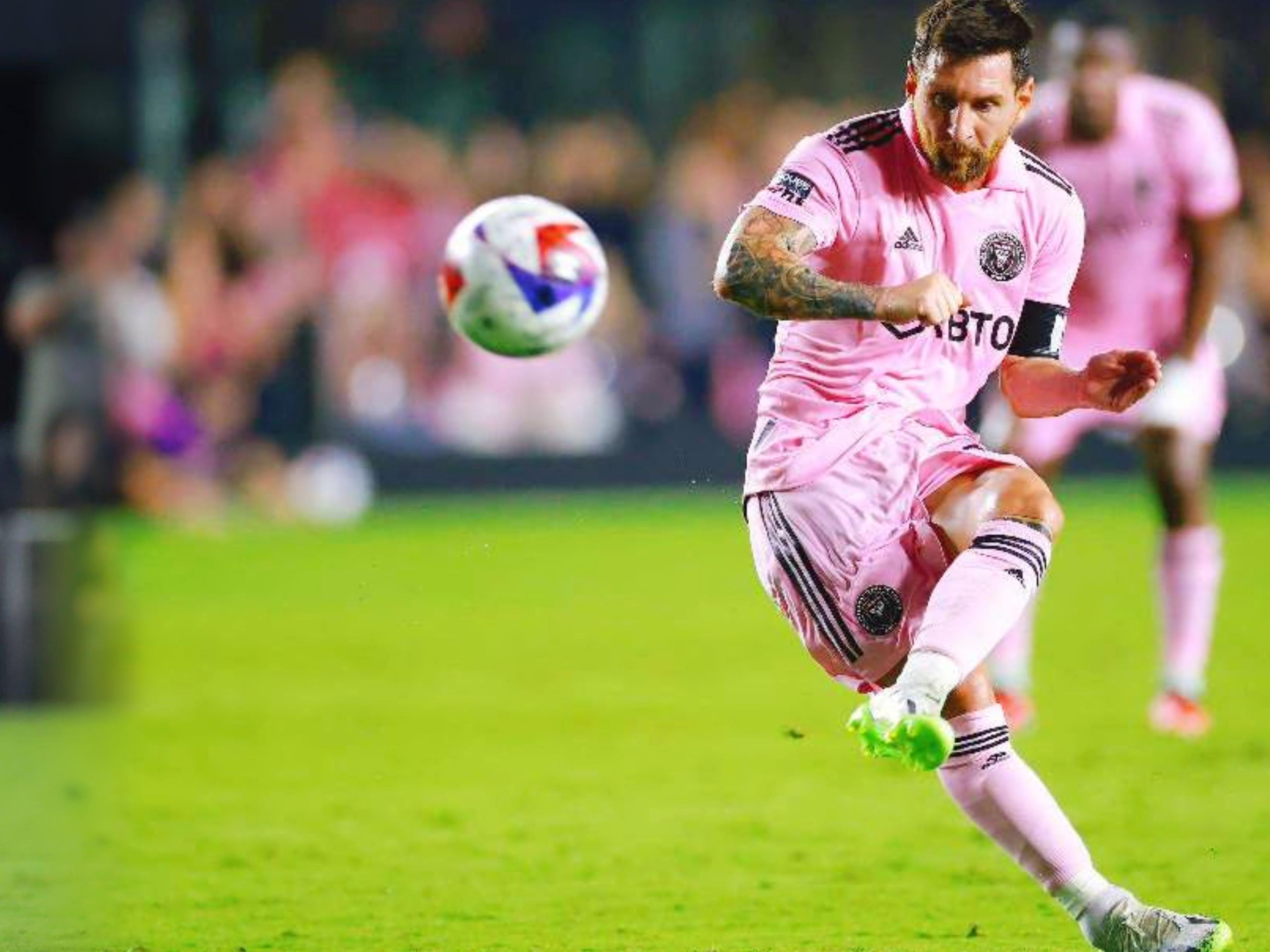 旗下球队乌拉圭第四级别联赛夺冠并升级，梅西、苏牙晒图祝贺（旗下球队夺得乌拉圭第四级联赛冠军并成功升级，梅西与苏亚雷斯晒照祝贺）