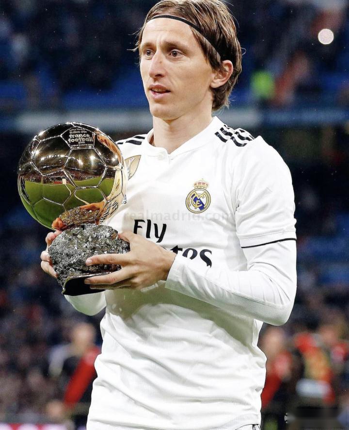 波兰媒体：莱万妻子经常分享跳交际舞的视频，引发了夫妻争吵（波媒称莱万妻子频晒交际舞视频，夫妻为此发生争执）