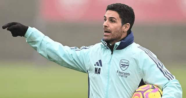 太阳报：里奇的主持人女友亮相米兰德比，透视装造型引发热议（太阳报：里奇主持人女友现身米兰德比，透视穿搭惹热议）